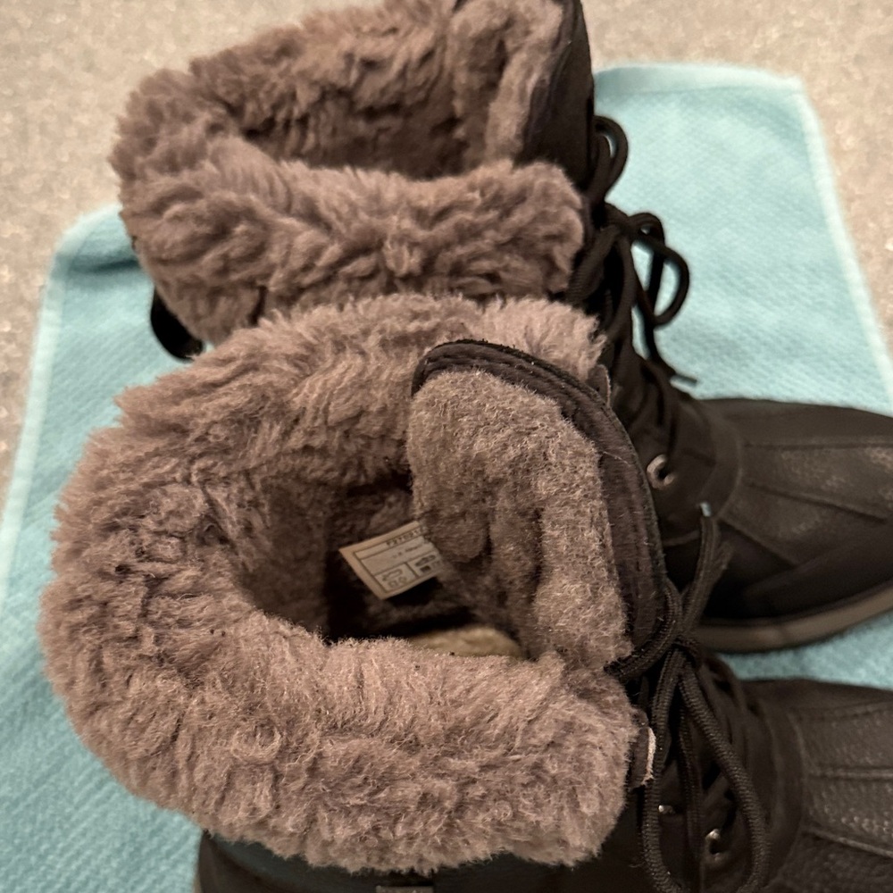 UGG Adirondack Boot III. 7.5 - Picture 8 of 10